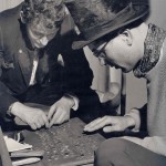 Bild: Kleine Spieler beim Auswerten des Zylinders, ca. 1956