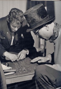 Bild: Kleine Spieler beim Auswerten des Zylinders, ca. 1956