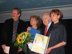 Foto: Preisverleihung an das Kleine Spiel - OB Christian Ude, Laudatorin, Ernst Hofmeister, Nicola v. Otto