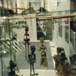 Foto: Figuren aus "La Ramée" (1957); Ausstellung zu Tankred Dorst im Gasteig München (1991)